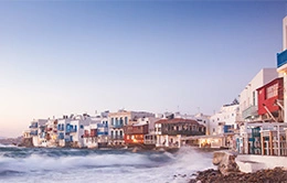 Navega hacia Mykonos, la joya cosmopolita de las Cícladas