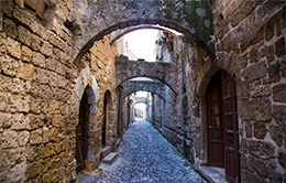 Pasea por la medieval ciudad vieja de Rodas