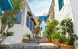 Disfruta del ambiente vibrante del barrio de Plaka