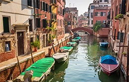 Navega por los canales de Venecia y descubre su magia desde el agua